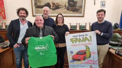 Il sindaco di Grosseto e la giunta comunale presentano il cartello con lo slogan