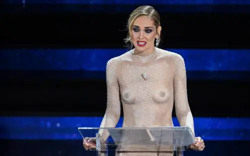 "Nuda" sul palco, frecciatine ed egocentrismo: il vuoto cosmico della Ferragni 
