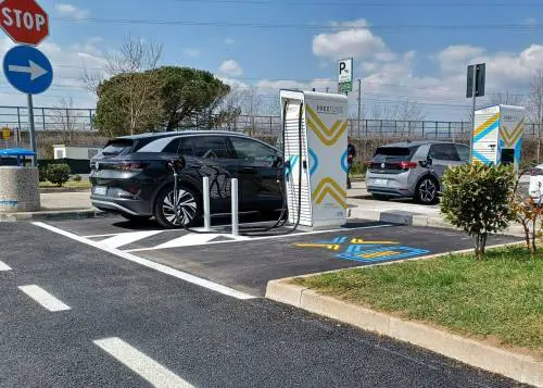 Ricarica veloce in autostrada: tutte le colonnine Free To X per viaggiare con le auto elettriche