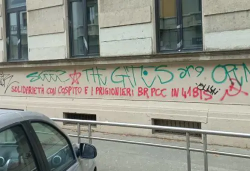 "Per Cospito e le Br". La scritta choc degli anarchici "coccolati" dal Pd