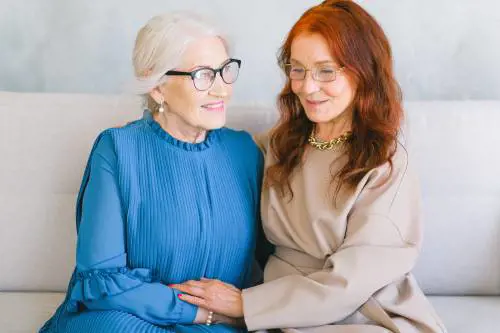 Tutti i tagli e le acconciature per le over 60 che indossano gli occhiali