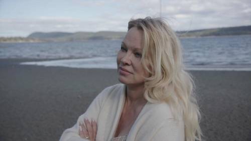 Amori e scandali: Pamela Anderson si racconta in un (lunghissimo) doc