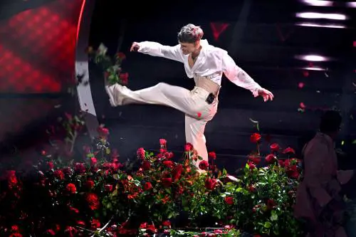L'ultima spina di Sanremo. La giustizia perde tempo dietro alle rose di Blanco