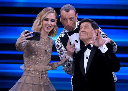 Un profilo in diretta (ma già con la spunta blu). L'"esordio" di Amadeus
