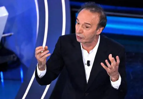 "È un poeta", "Sbaglia a leggerla a pezzi". Benigni divide i costituzionalisti
