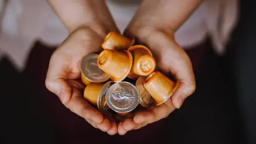 A Milano le capsule di alluminio ora si riciclano nel sacco giallo