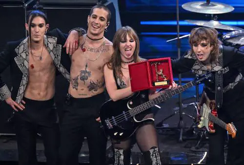 Rock, pochi vestiti, tanti applausi: i Maneskin si riprendono l'Ariston