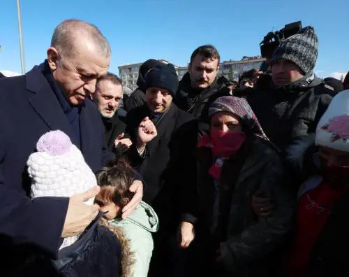 Scuse e pugno di ferro. Erdogan tra le macerie. E Assad bombarda le città dei dissidenti