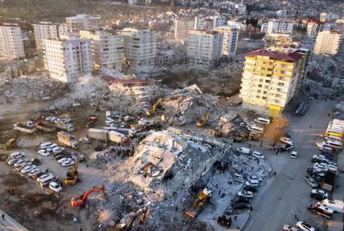 Allarme Onu sulla strage "Possibili 50mila morti". Bebè salvo dopo 128 ore