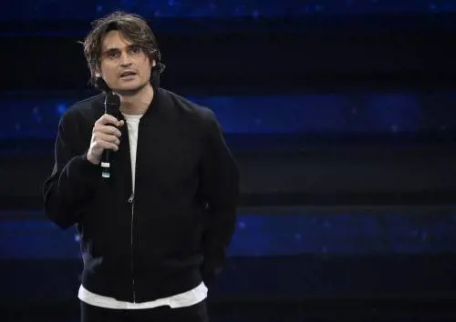 L’uomo della notte sveglia dal torpore con la scorrettezza di essere normale