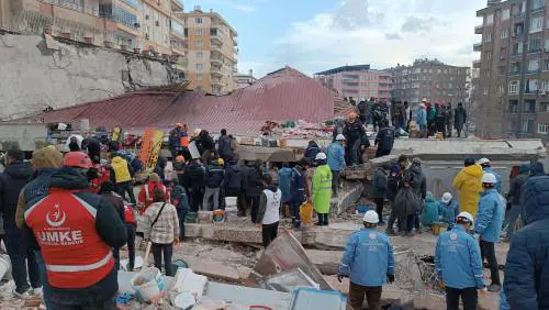 Turchia, trovato il corpo dell'italiano Zen. Donna salvata dalle macerie dopo 258 ore