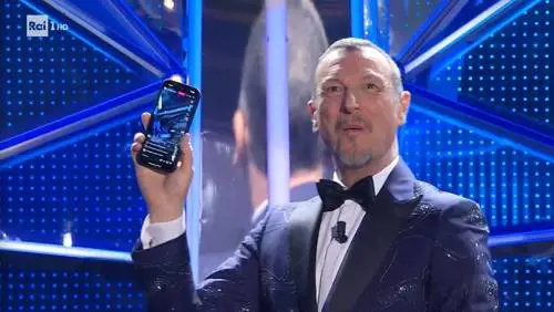 "Testa di mi....". Fiorello rovina la diretta di Amadeus all'Ariston