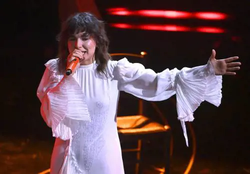 "La svolta da cantautrice cantando gli amori nascosti nell'ombra"