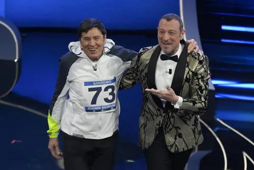 "Ca**o, fammi passare". La gag di Gianni Morandi finisce male