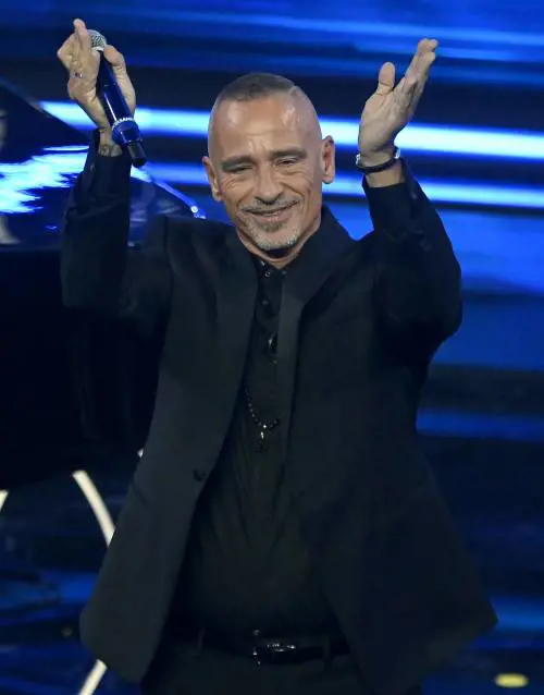 "Non mollerò mai...". La promessa (e la stoccata) di Eros Ramazzotti