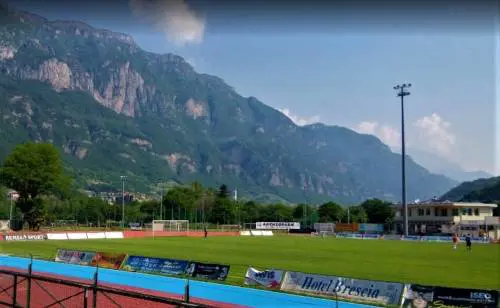Prima la rissa, poi l'arbitra viene aggredita e chiusa nello stadio: cosa è accaduto