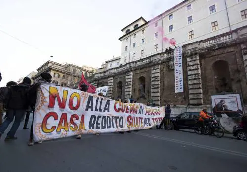 Emergenza casa, è guerra tra gli sfrattati e occupanti