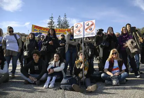 A Sanremo ci mancavano solo i finti pacifisti