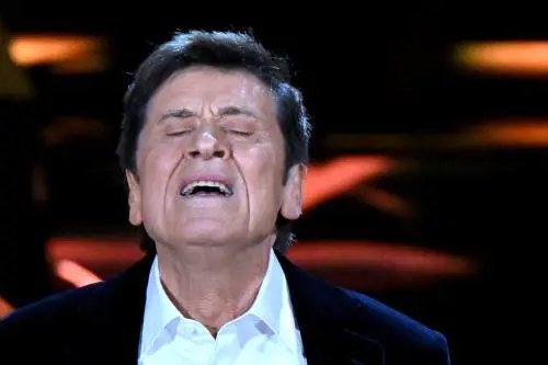 Le lacrime e il dito al cielo: Morandi si commuove per l'omaggio a Dalla