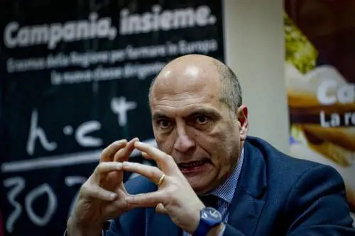 "Abbiamo colpito". Gli sms, le "cravatte" e i soldi per l'"uomo del Marocco" Cozzolino