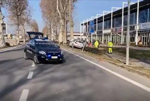 Un suv finisce contro un albero e muore un bimbo. La mamma alla guida: "Ho preso sonno"