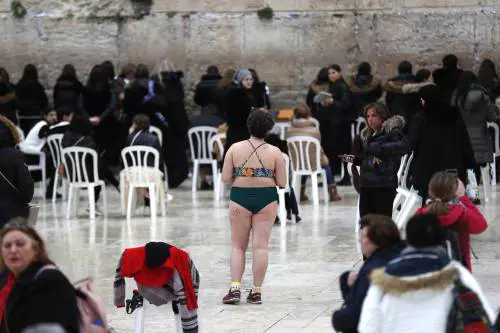 Si spoglia davanti al Muro del Pianto: protesta choc a Gerusalemme
