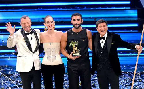 Baci 'fluidi', attacchi politici e provocazioni: il festival della polemica fa record di ascolti 