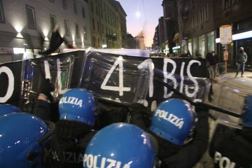 Anarchici a Milano, sei agenti feriti. "Il terrorismo di piazza diventi un reato"