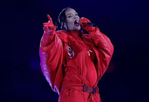 Il vestito largo, il playback, poi la sorpresa: Rihanna incinta al Super Bowl