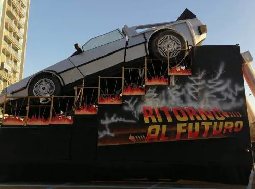 Il carro dedicato al film "Ritorno al Futuro", dopo il cedimento