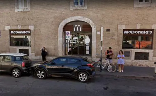 Paura al Mc Donald's: dipendente pestato da tre clienti