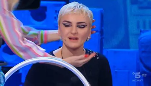 "Sono due anni che Amadeus...". Lo sfogo di Arisa in lacrime