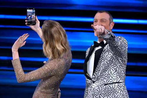 Oltre 5.000 euro a post: ecco quanto può guadagnare Amadeus da Instagram