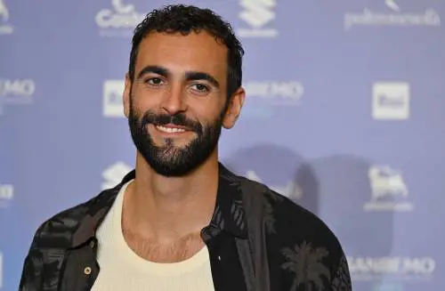 Dismorfismo corporeo, cos’è la malattia di cui soffre Marco Mengoni
