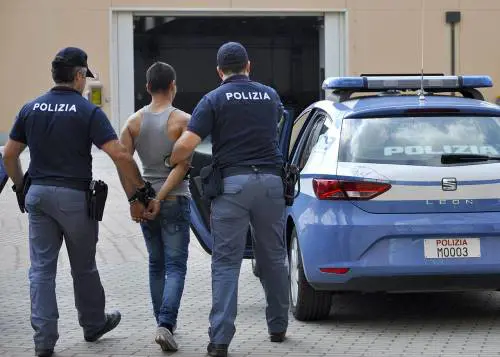 "Che avete da guardare?". E lo straniero prende a bottigliate i passanti