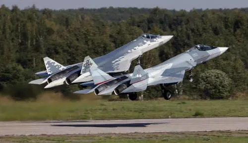 "Ammassano caccia al confine". "Non ci risulta": lo strano caso dei jet russi