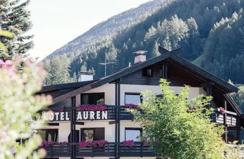 Un tragico gioco in gita con la scuola. Morto il 12enne precipitato dal balcone