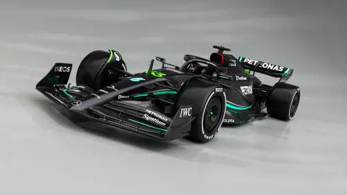 Mercedes, la W14 “all black” per il riscatto