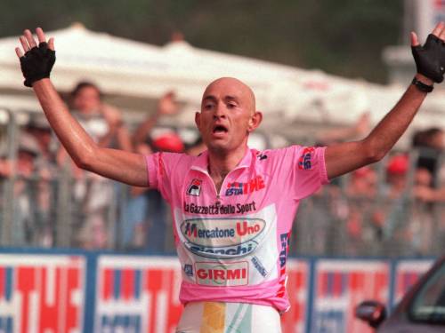 Un primo piano di Marco Pantani in maglia rosa