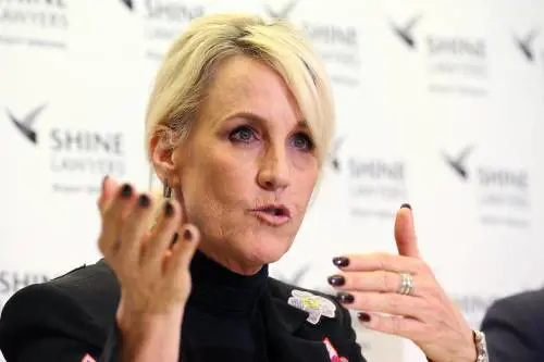 "Non fa abbastanza". Erin Brockovich attacca Biden