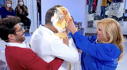 La lite in studio poi la torta in faccia. Delirio a Uomini e donne 