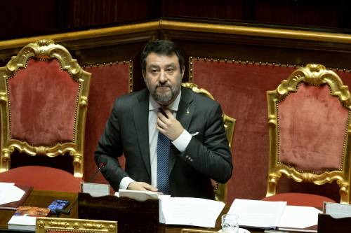 "Firenze mi è cara..". "Cuori padani...". Renzi e Salvini scherzano in aula