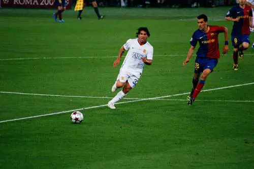 Carlos Tevez del Manchester United, in bianco, contrastato da Sergio Busquetes del Barcellona nella finale di Champions League del 2009 giocatasi all'Olimpico di Roma