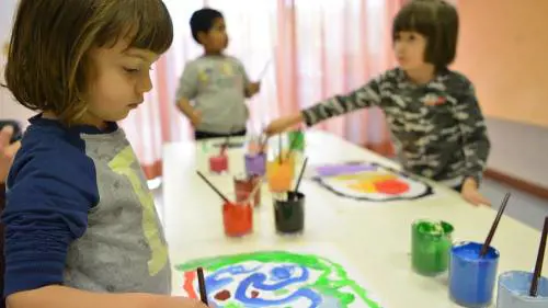 «Vetro nel pane in 2 scuole. L'assessore si dimetta»