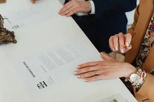 Lista invitati e torta, ecco la festa di divorzio: il singolare episodio a L'Aquila