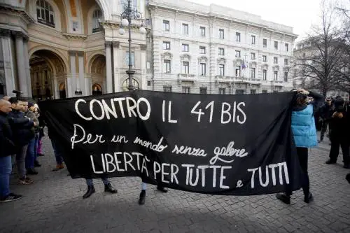 La rabbia dei manifestanti al grido di "giudici assassini"