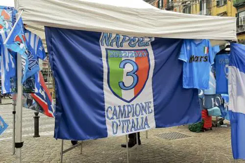 Bandiere, tatuaggi, Padre Pio: lo scudetto è già arrivato a Napoli