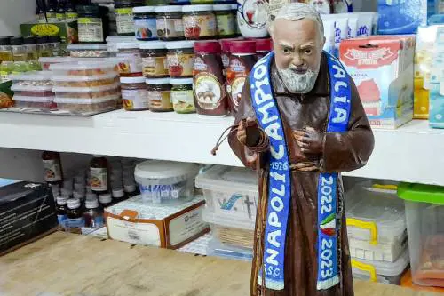 Bandiere, tatuaggi, Padre Pio: lo scudetto è già arrivato a Napoli