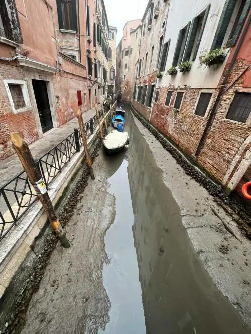 "A piedi coi malati in braccio" . Scatta l'allarme a Venezia
