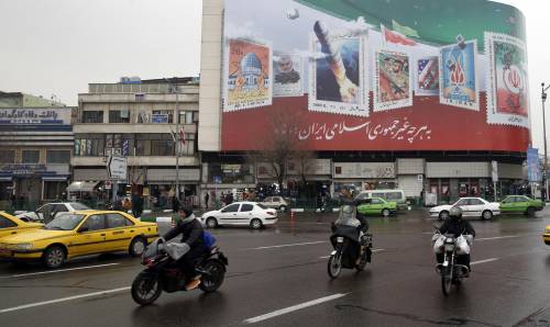I giovani iraniani tornano a riempire le piazze. Roghi e strade bloccate, ma il regime reagisce